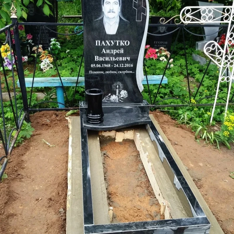 Обычная установка памятника с бетонированием