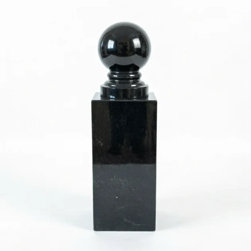 Гранитный столбик с шаром черный