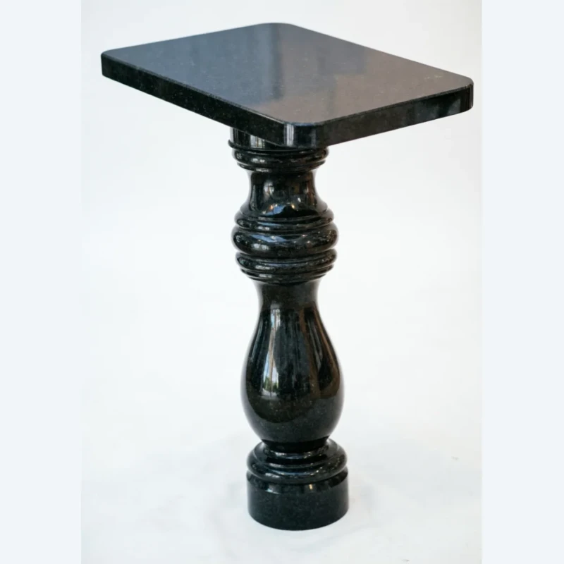 Стол гранитный квадратный