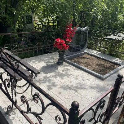 брусчатка с ленточной обвязкой семейный памятник