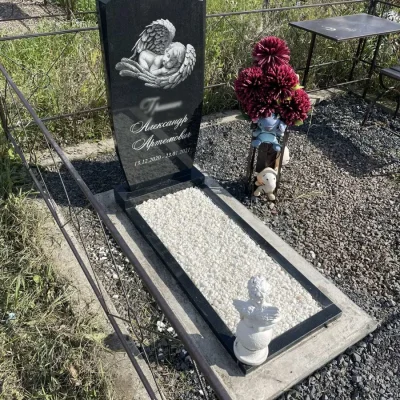 памятник младенцу