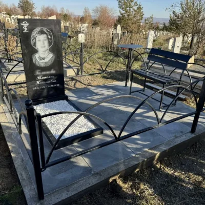 ограда залитая в бетонную плиту памятник К06