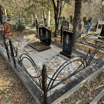 семейный памятник с короткой подставкой и измененным цветником ограда в бетонной ленте