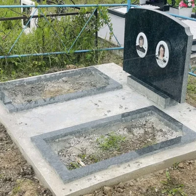 семейный памятник с раздельными цветниками