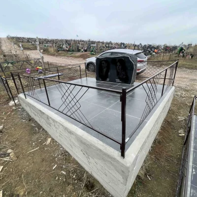 бетонная плита с уклоном и памятник "горбуша"