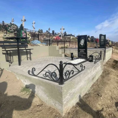 плита с брусчаткой с уклоном и подпорной стеной