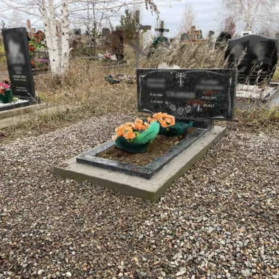 серо-голубой памятник в горизонтальном исполнении