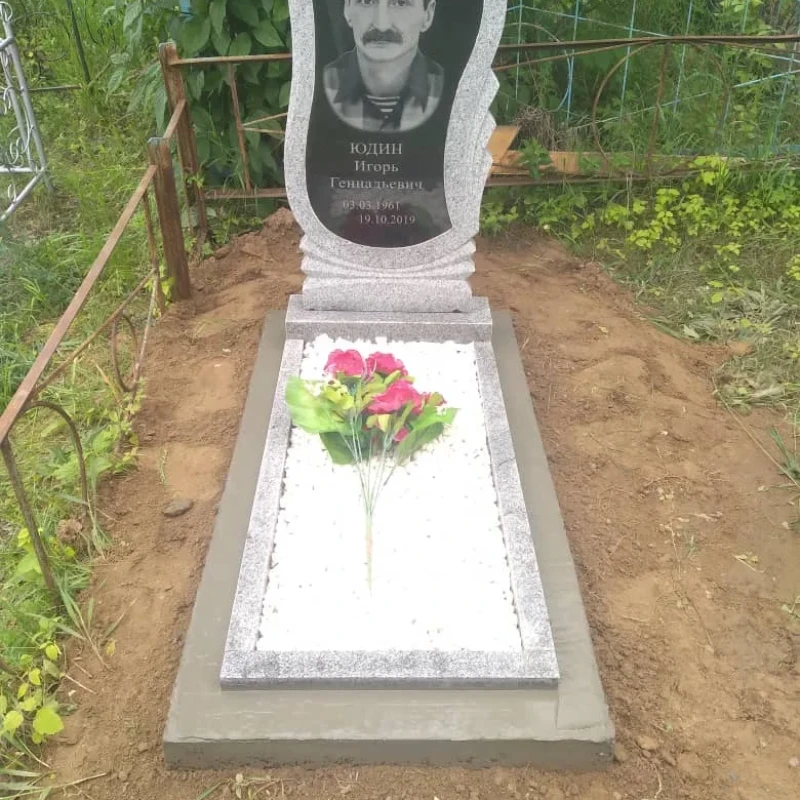 Обычная установка памятника с бетонированием